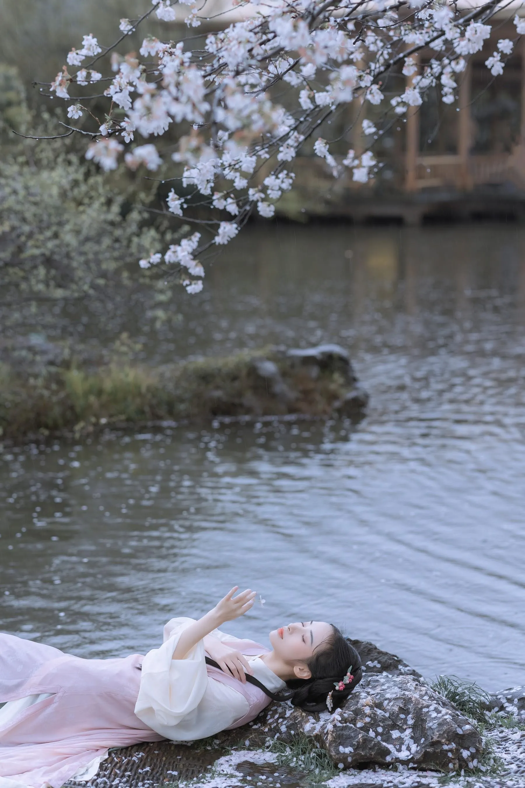 [艺图语] 2022.05.25 雨樱花 眸小妖 [46P]插图